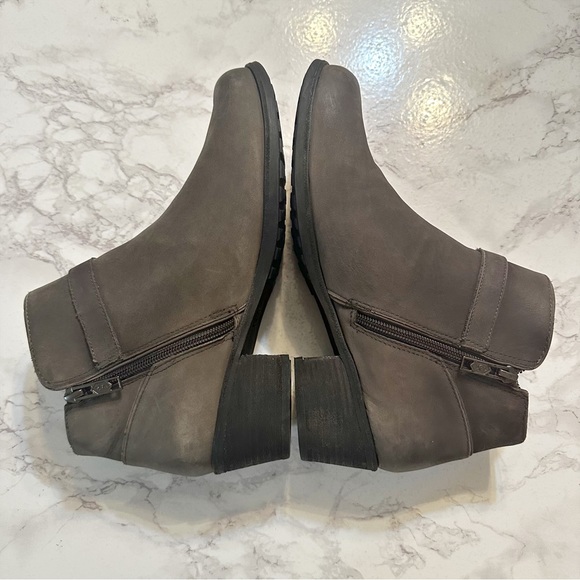 UGG Bellamy Distressed Gray Leather Sheepskin Ankle Boots Women’s Size 8… - Picture 10 of 13